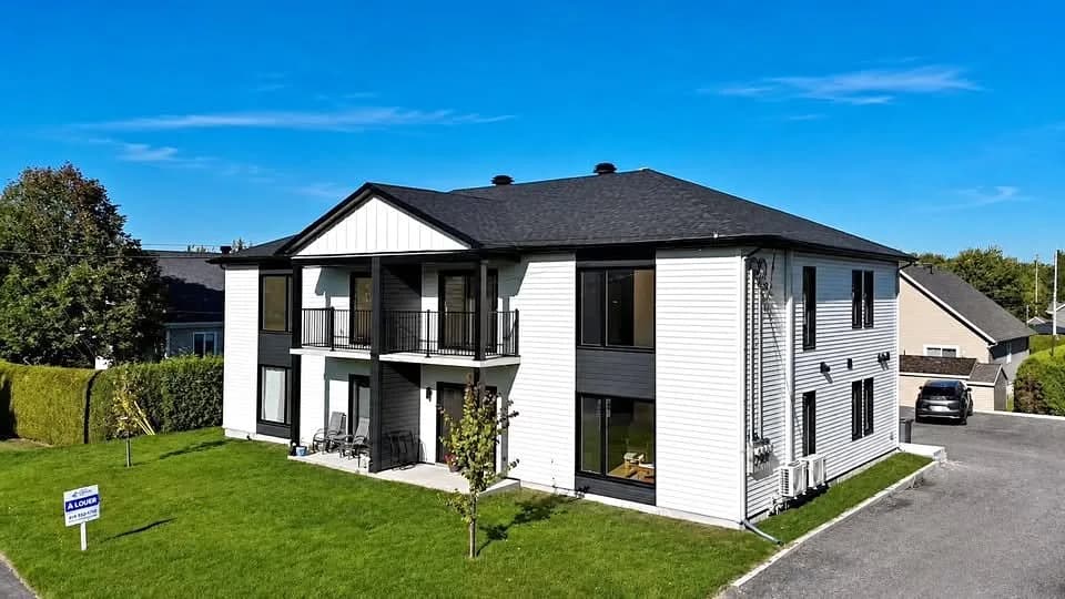 Immeuble du portefeuille avec sa pancarte « À louer » devant la façade.