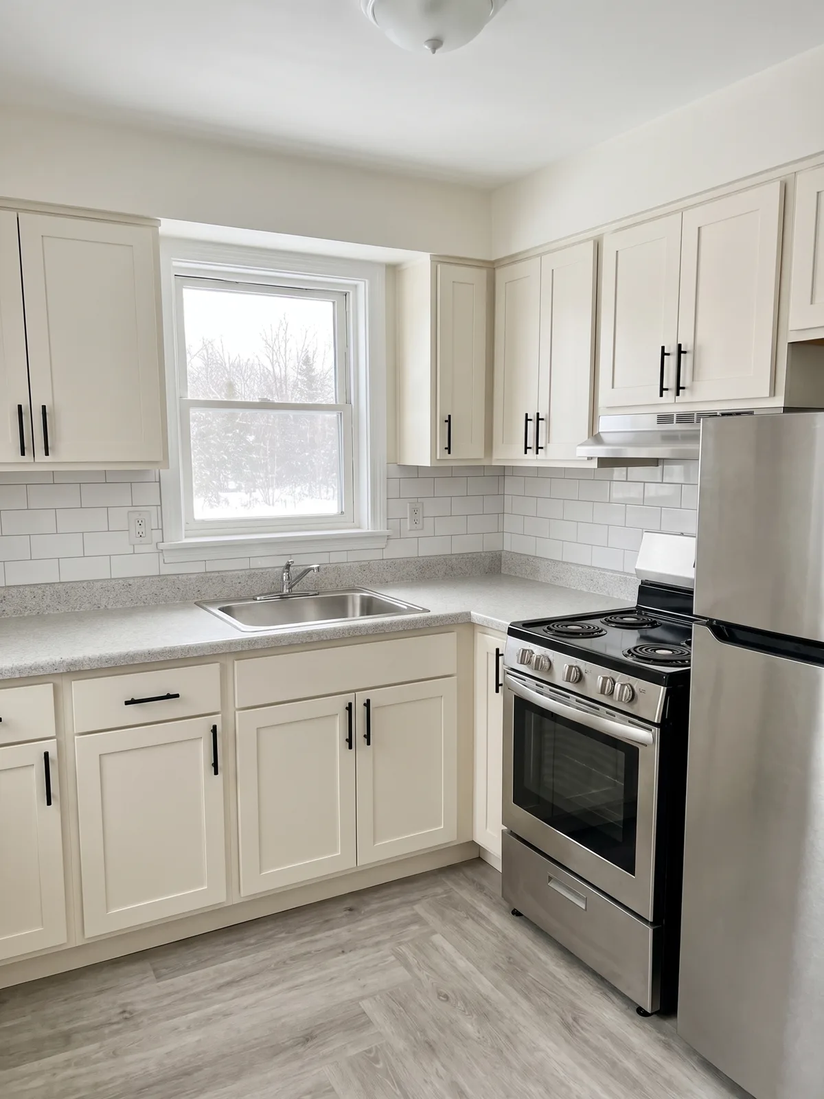 La même cuisine après rénovation, armoires claires et comptoir neuf